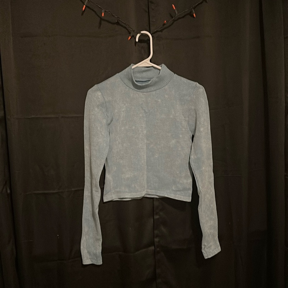 Ladies Aeropostale  sleeve crop shirt